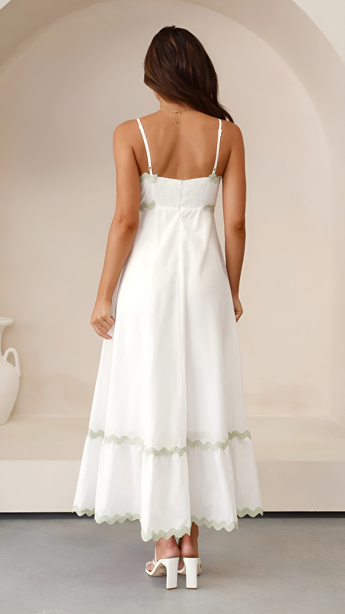 EVELINA - Flydende kjole med volangdetaljer